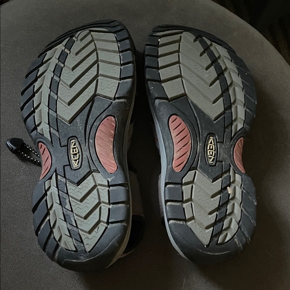 Keen Men’s 7 Closed Toe Hiking Outdoor Sandals Waterproof Black & Grey - Picture 7 of 7